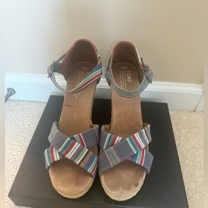 Tom’s blue stripe multi color strappy wedge heel shoe! Size 9.